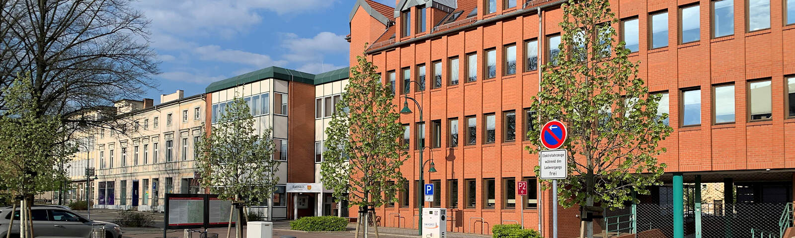 Bildrechte: Stadt Forst (Lausitz) Blick auf das Rathaus im Mai, die davor stehenden Lindenbäumchen tragen frisches grünes Laub