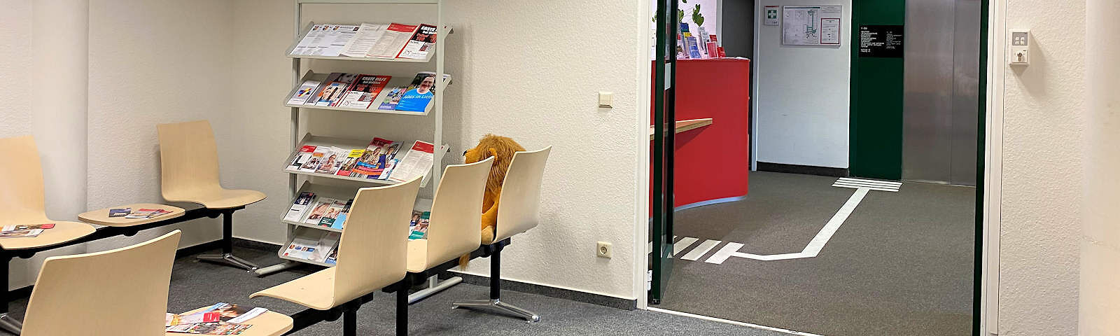 Fotograf: S. Simmann, Bildrechte: Stadt Forst (Lausitz) Blick aus dem Wartebereich das Bürgeramtes in den Vorraum mit der Infothek.